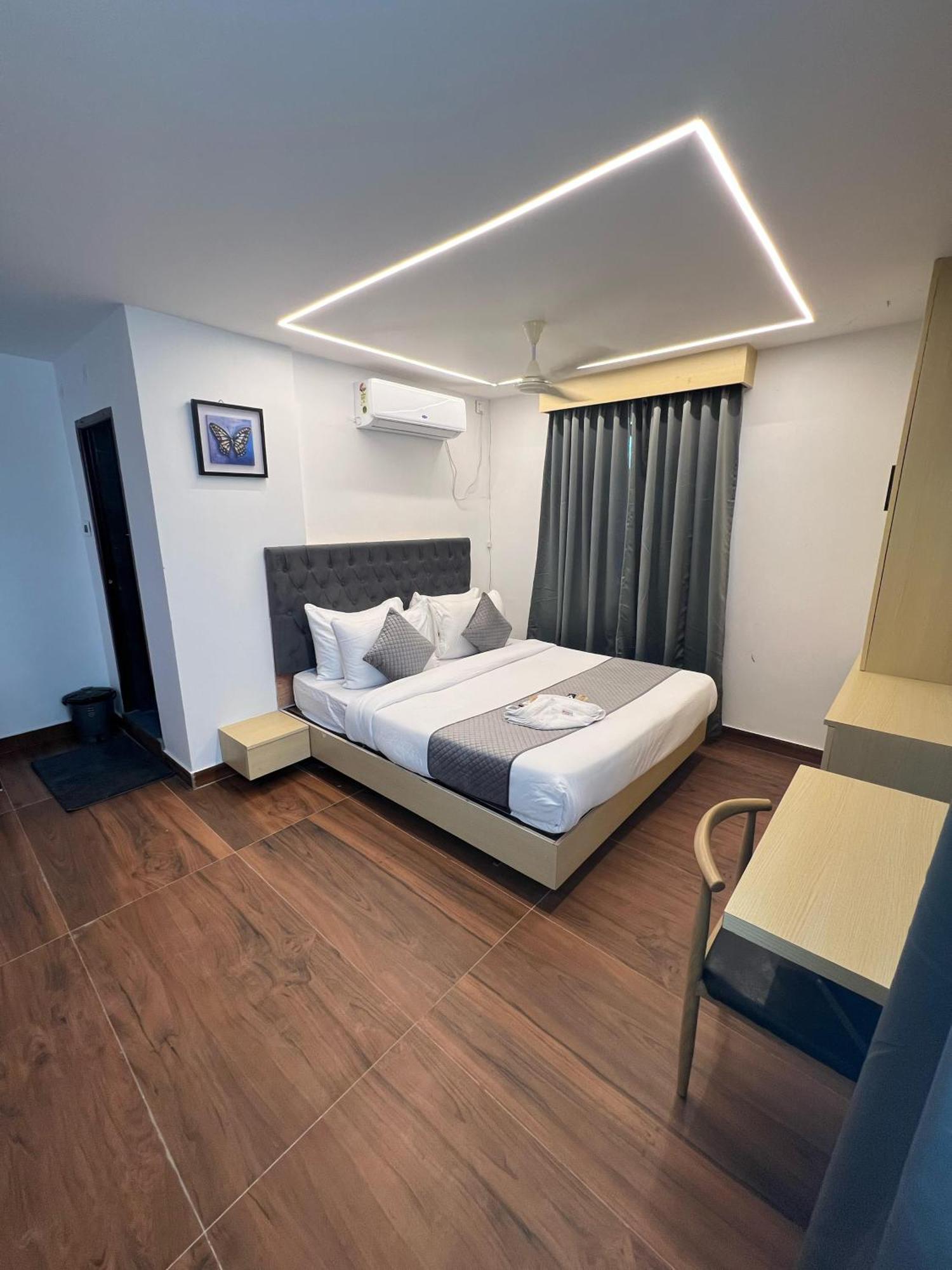 Wild Wings Premium Hotel Hyderabad Exterior foto